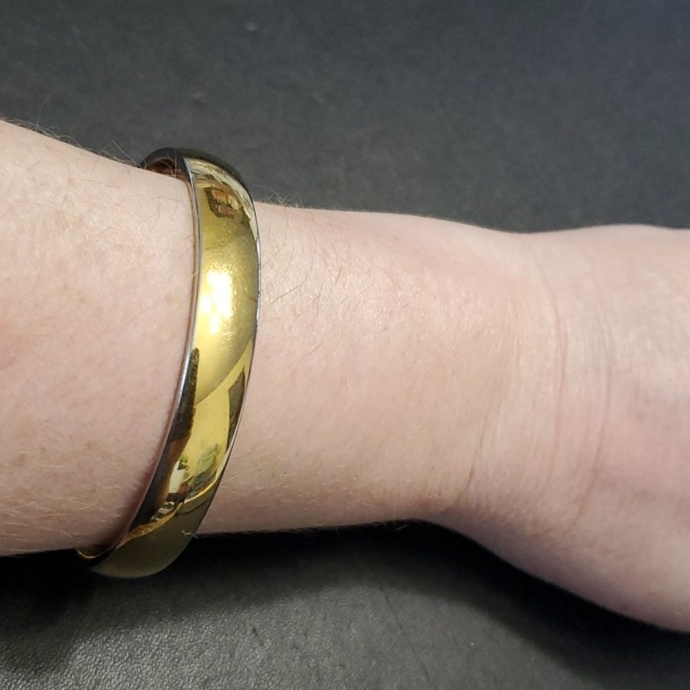 Monet gold tone bangle bracelet 7.75"